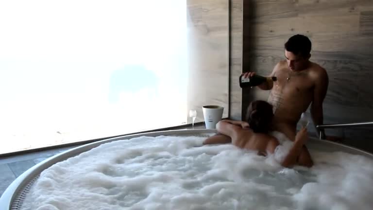 Gold Digger From Tinder Gets Fucked In A Jacuzzi