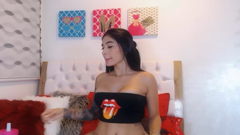 A Sultry Babe And Her Sensuous Performance Live
