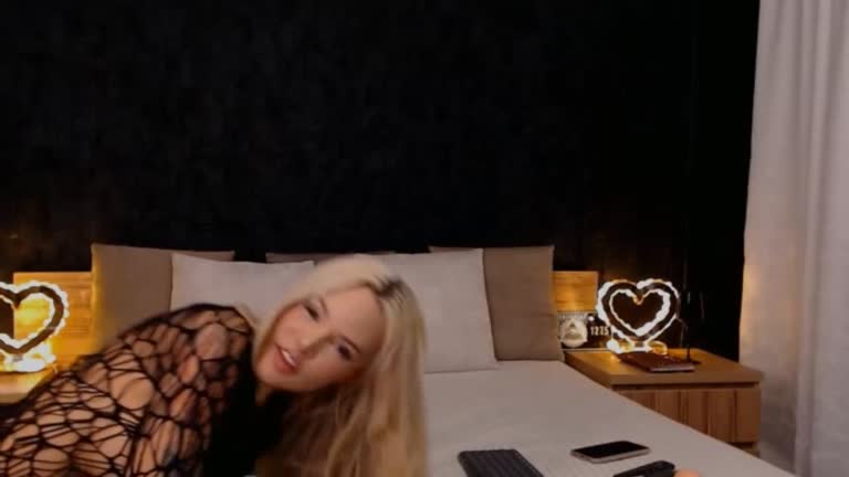 Blonde Babe Shows Pleasing Performance